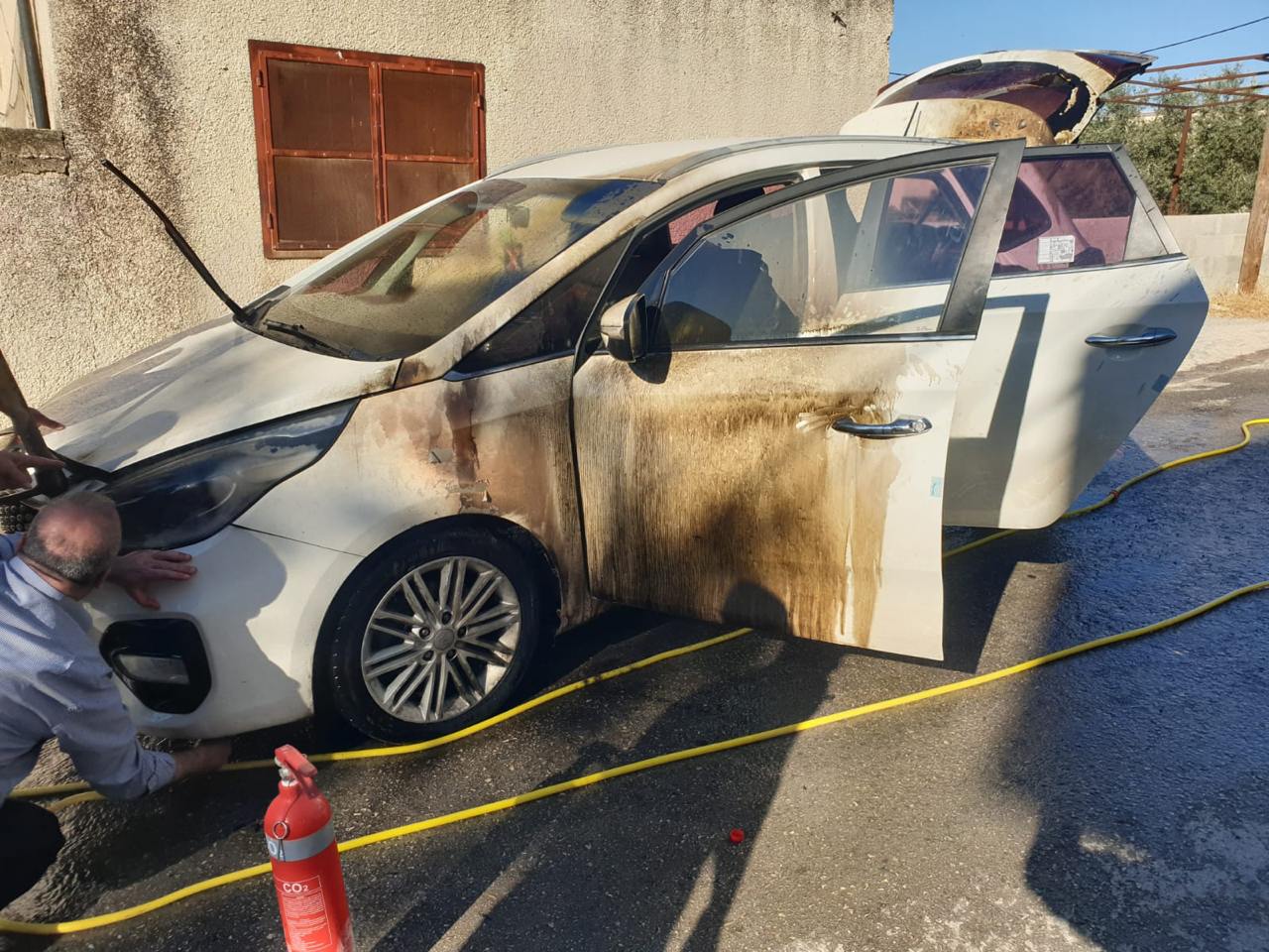 مستوطنون يضرمون النيران في أراضي ومركبات ومنازل المواطنين في جيت